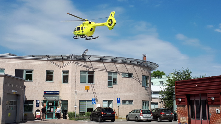 Helikopter på väg att landa på sjukhustak