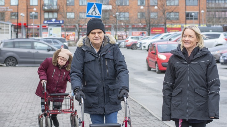 Boende och personal på promenad